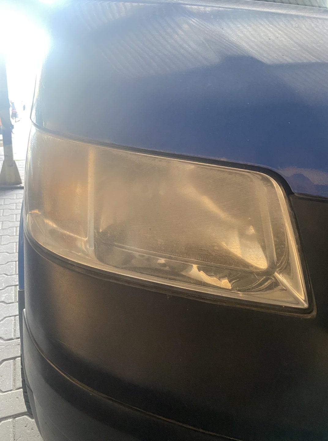 Porównanie - czarny tył pojazdu przed i po dekontaminacji i woskowaniu (przed)