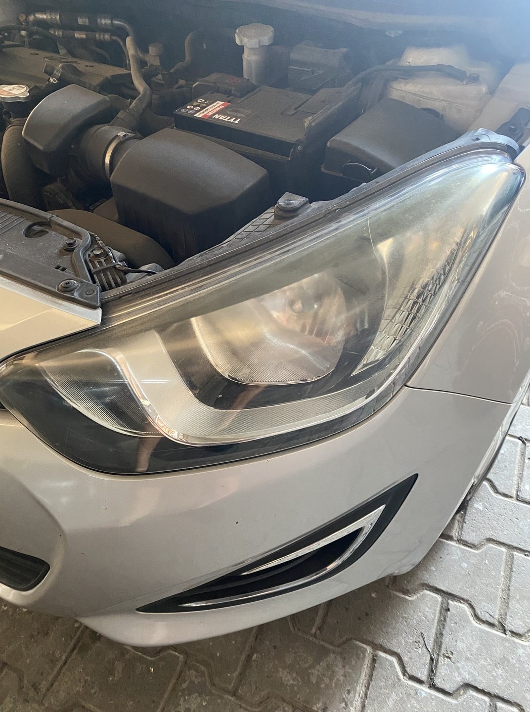 Porównanie - czarna maska BMW przed i po polerowaniu (przed)