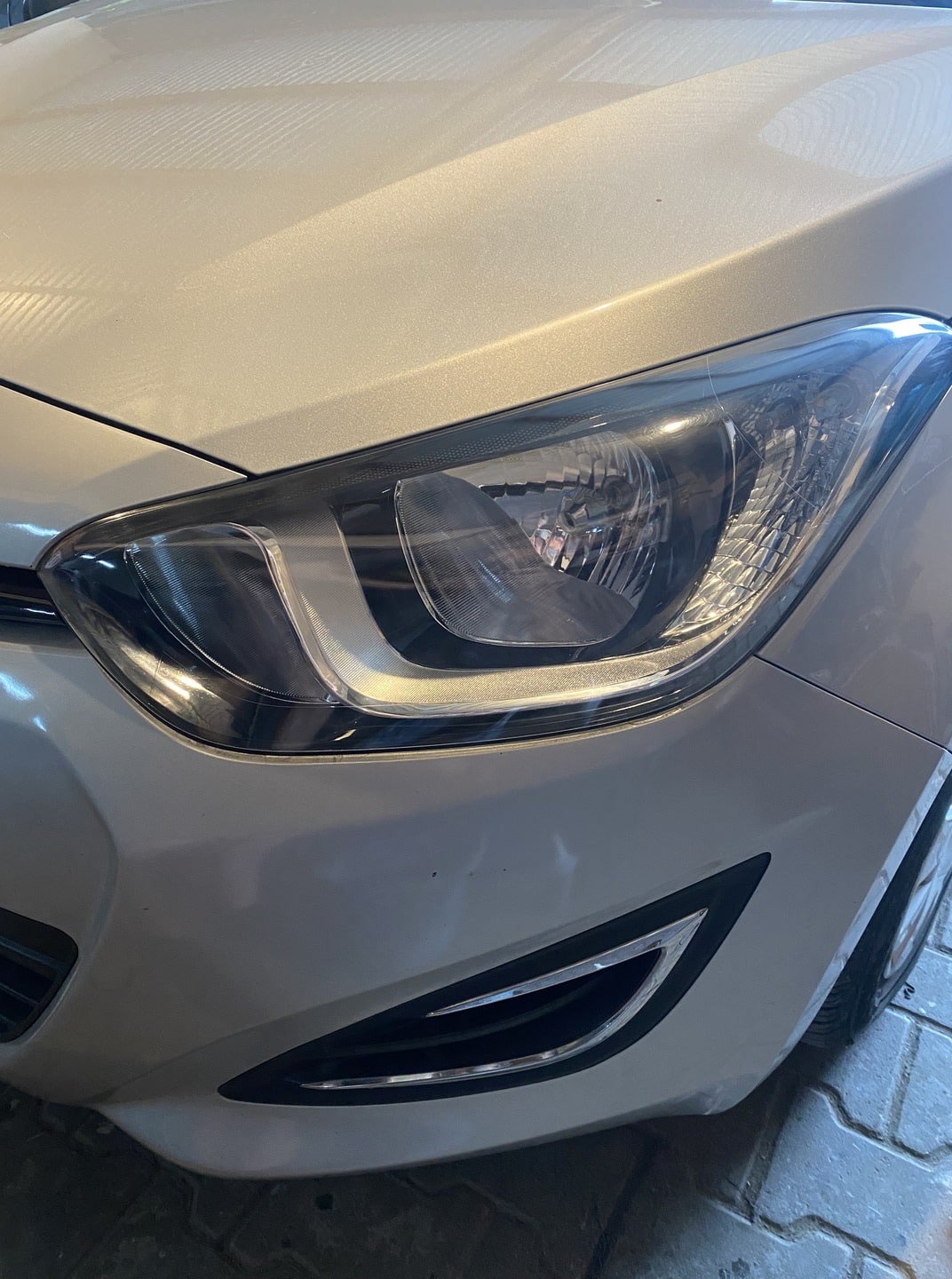 Porównanie - czarna maska BMW przed i po polerowaniu