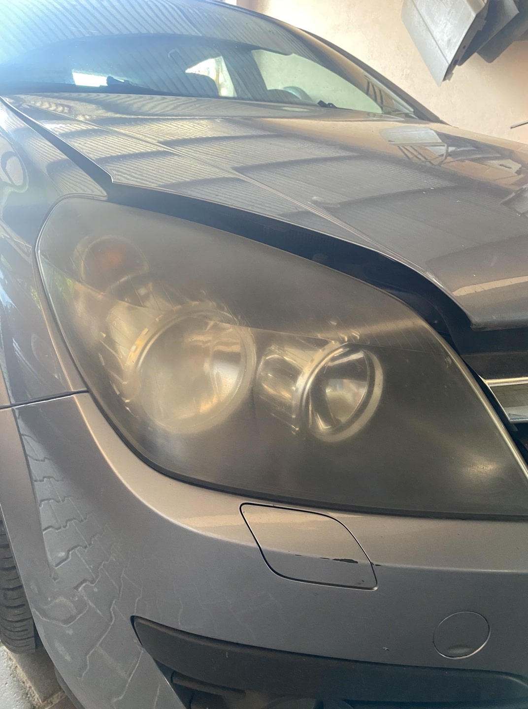 Porównanie - czarny bok samochodu przed i po korekcie lakieru (przed)