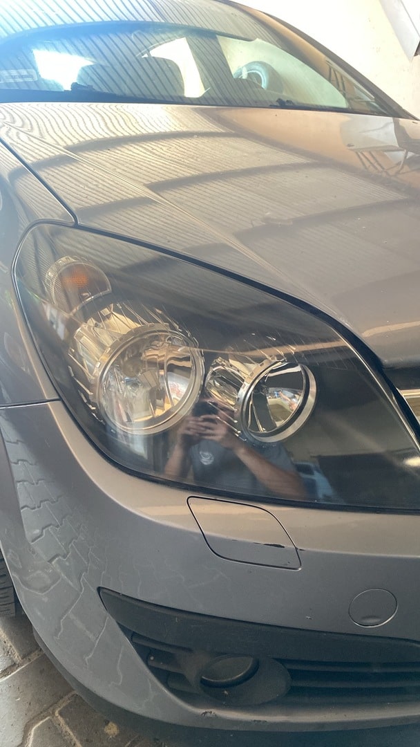 Porównanie - czarny bok samochodu przed i po korekcie lakieru